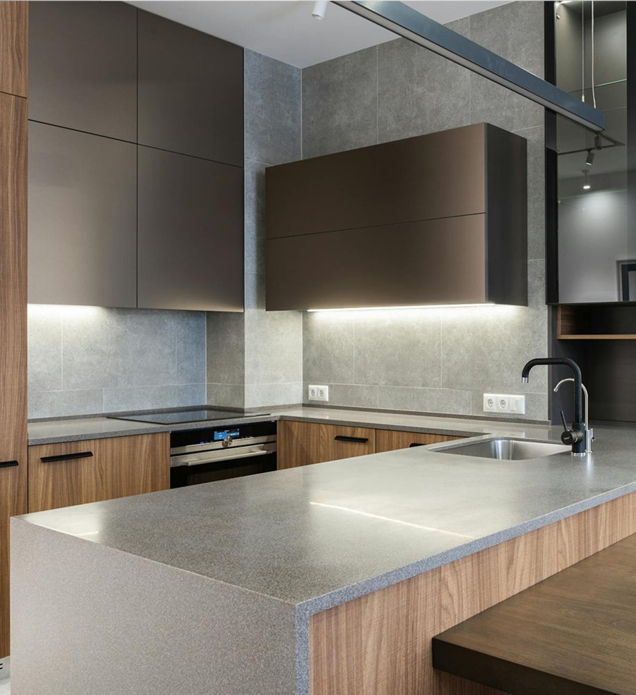 Rivalto - Cocina con peninsula e iluminación indirecta